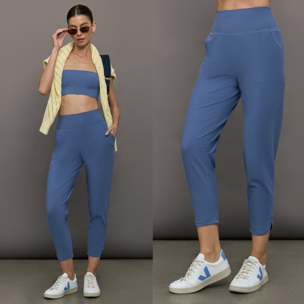 CARBON38 Pocket Jogger in Melt Blue Horizon. 18